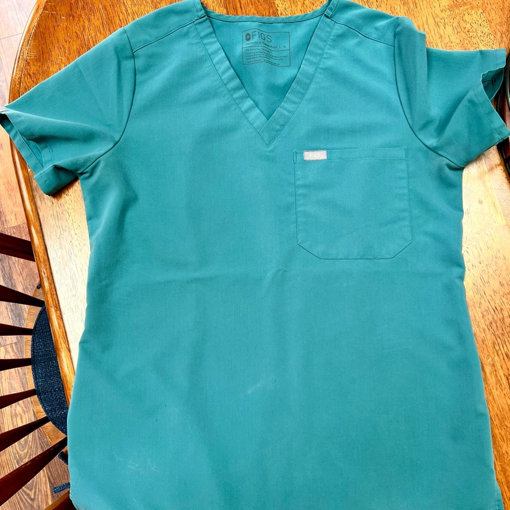 Figs Green Scrub Set with Pink Drawstring - Picture 2 of 12